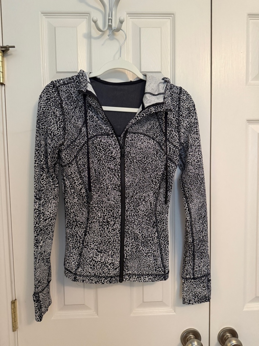 lululemon athletic wear Black and White Hooded Full Zip Jacket size 4